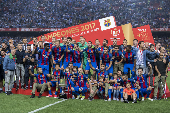 Copa del Rey 2016 2017  Barcelona team group, MAY 27, 2017   Football   Soccer : Barcelona players celebrate with the trophy after winning the Copa del Rey Final match between FC Barcelona 3 1 Deportivo Alaves at Estadio Vicente Calderon in Madrid, Spain.  Photo by Maurizio Borsari AFLO 