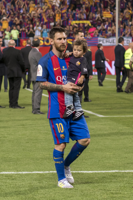 Copa del Rey 2016 2017  Lionel Messi  Barcelona , MAY 27, 2017   Football   Soccer : Lionel Messi of Barcelona celebrates with his son Mateo after winning the Copa del Rey Final match between FC Barcelona 3 1 Deportivo Alaves at Estadio Vicente Calderon in Madrid, Spain.  Photo by Maurizio Borsari AFLO 