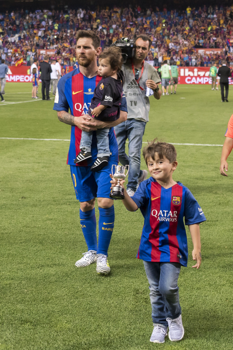 Copa del Rey 2016 2017  Lionel Messi  Barcelona , MAY 27, 2017   Football   Soccer : Lionel Messi of Barcelona celebrates with his sons Thiago and Mateo after winning the Copa del Rey Final match between FC Barcelona 3 1 Deportivo Alaves at Estadio Vicente Calderon in Madrid, Spain.  Photo by Maurizio Borsari AFLO 