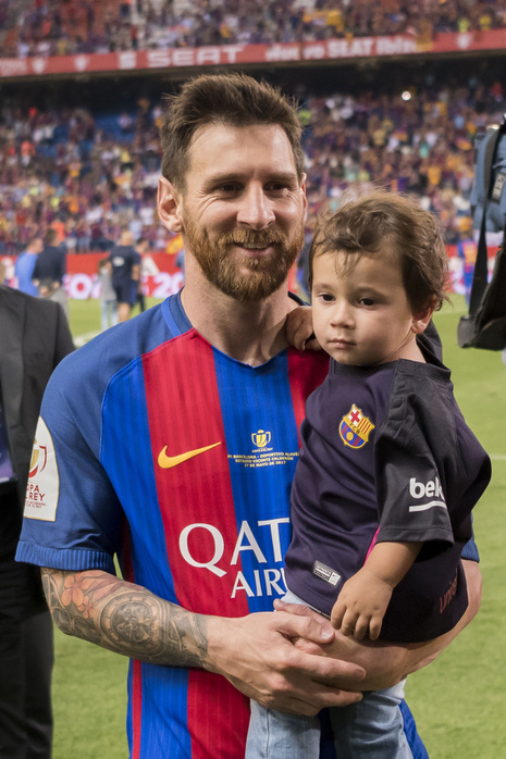 Copa del Rey 2016 2017  Lionel Messi  Barcelona , MAY 27, 2017   Football   Soccer : Lionel Messi of Barcelona celebrates with his son Mateo after winning the Copa del Rey Final match between FC Barcelona 3 1 Deportivo Alaves at Estadio Vicente Calderon in Madrid, Spain.  Photo by Maurizio Borsari AFLO 