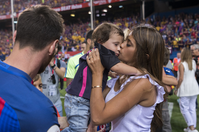 Copa del Rey 2016 2017  Lionel Messi  Barcelona , MAY 27, 2017   Football   Soccer : Lionel Messi of Barcelona celebrates with his wife Antonella Roccuzzo and their son Mateo after winning the Copa del Rey Final match between FC Barcelona 3 1 Deportivo Alaves at Estadio Vicente Calderon in Madrid, Spain.  Photo by Maurizio Borsari AFLO 