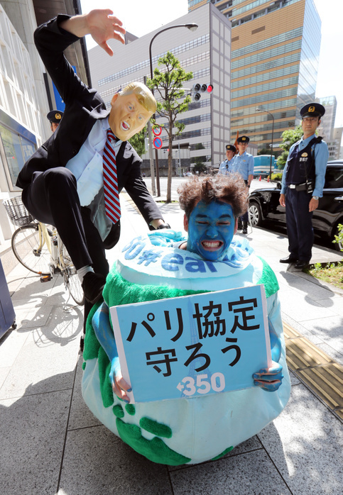 U.S. President announces withdrawal from the Paris Agreement, environmental NGOs protest. June 2, 2017, Tokyo, Japan   Members of environmental groups Greenpeace and 350.org protest against U.S. President Donald Trump s decision to pull out from the Paris climate accord near the U.S. embassy in Tokyo on Friday, June 2, 2017. Trump announced the U.S. will withdraw from the Paris climate accord to protect America and its citizens on June 1.     Photo by Yoshio Tsunoda AFLO  LwX  ytd 