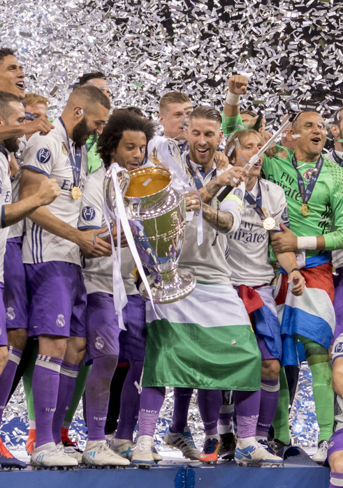 Uefa Champions League 2016  2017 Real Madrid team group, JUNE 3, 2017   Football   Soccer : Real Madrid s Karim Benzema, Marcelo and Sergio Ramos holding a selfie stick celebrate with the trophy after winning the UEFA Champions League Final match between Juventus 1 4 Real Madrid at Millennium Stadium in Cardiff, Wales.  Photo by Maurizio Borsari AFLO 