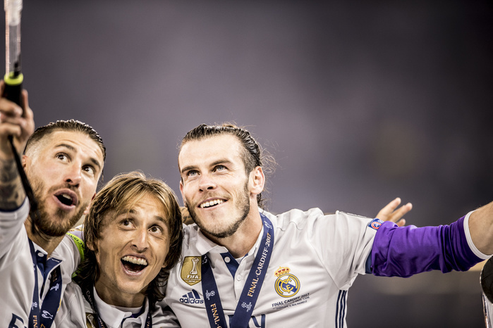 Uefa Champions League 2016  2017  L R  Sergio Ramos, Luka Modric, Gareth Bale  Real , JUNE 3, 2017   Football   Soccer : Sergio Ramos, Luka Modric and Gareth Bale of Real Madrid take a selfie as they celebrate after winning the UEFA Champions League Final match between Juventus 1 4 Real Madrid at Millennium Stadium in Cardiff, Wales.  Photo by Maurizio Borsari AFLO 