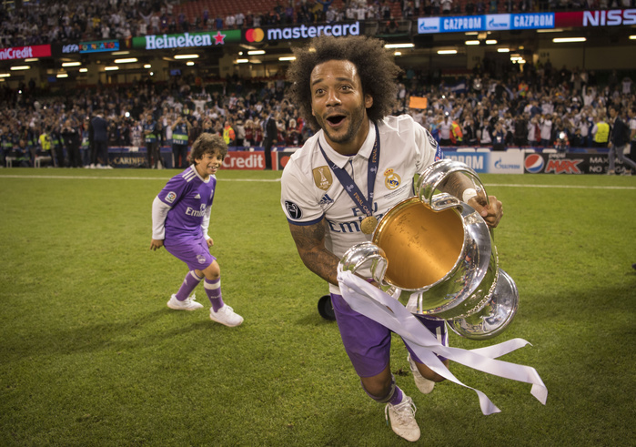 Uefa Champions League 2016  2017 Marcelo  Real , JUNE 3, 2017   Football   Soccer : Marcelo of Real Madrid celebrates with his son Enzo and the trophy after winning the UEFA Champions League Final match between Juventus 1 4 Real Madrid at Millennium Stadium in Cardiff, Wales.  Photo by Maurizio Borsari AFLO 