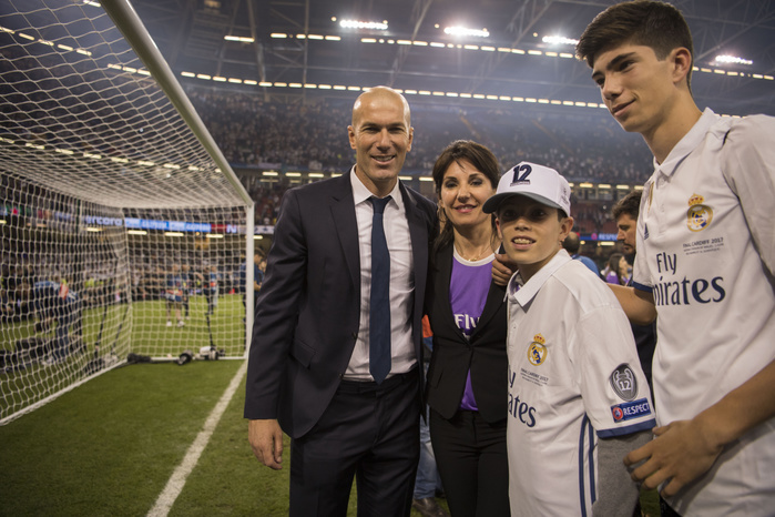 Uefa Champions League 2016  2017 Zinedine Zidane  Real , JUNE 3, 2017   Football   Soccer : Real Madrid head coach Zinedine Zidane celebrates with his wife Veronique and their sons Theo and Elyaz after the UEFA Champions League Final match between Juventus 1 4 Real Madrid at Millennium Stadium in Cardiff, Wales.  Photo by Maurizio Borsari AFLO 
