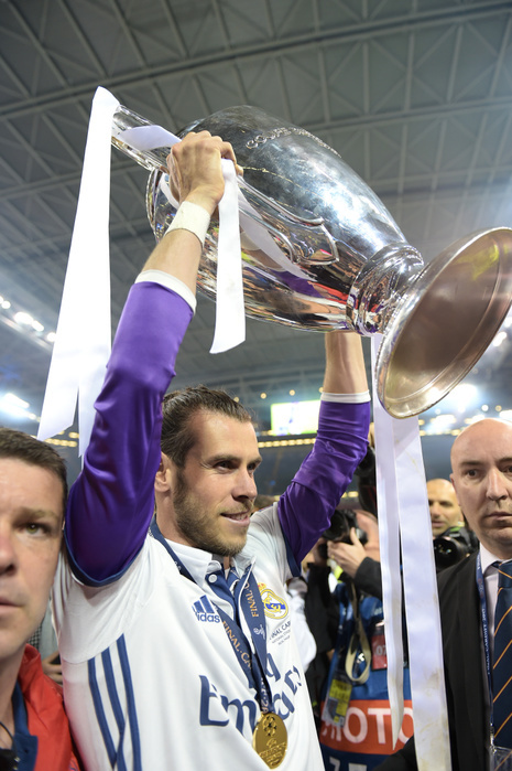 UEFA Champions League Real wins second consecutive championship for the first time in its history Gareth Bale  Real , JUNE 3, 2017   Football   Soccer : Gareth Bale of Real Madrid celebrates with the trophy after winning the UEFA Champions League Final match between Juventus 1 4 Real Madrid at Millennium Stadium in Cardiff, Wales.  Photo by FAR EAST PRESS AFLO 