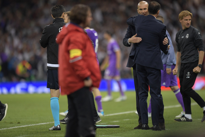 UEFA Champions League Final Real wins the championship for the second consecutive year for the first time in its history  F B  Massimiliano Allegri  Juventus , Zinedine Zidane  Real , JUNE 3, 2017   Football   Soccer : Juventus head coach Massimiliano Allegri and Real Madrid head coach Zinedine Zidane hug after the UEFA Champions League Final match between Juventus 1 4 Real Madrid at Millennium Stadium in Cardiff, Wales.  Photo by FAR EAST PRESS AFLO 