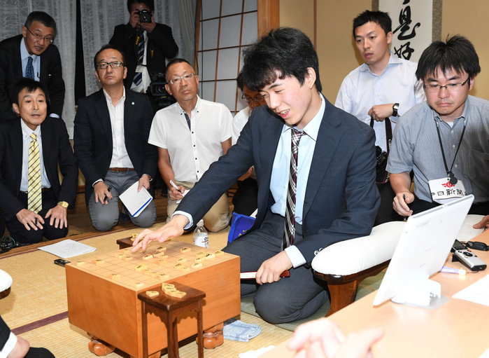 Sota Fujii 4 dan wins 25 consecutive games since his professional debut. Sota Fujii 4 dan  third from right , winner of his 25th consecutive victory in the second round of the 4 dan tournament of the Eio Tournament, plays an impression game with Ryoma Tomonari 4 dan, June 10, 2017  date 20170610  place Shogi Hall, Tokyo