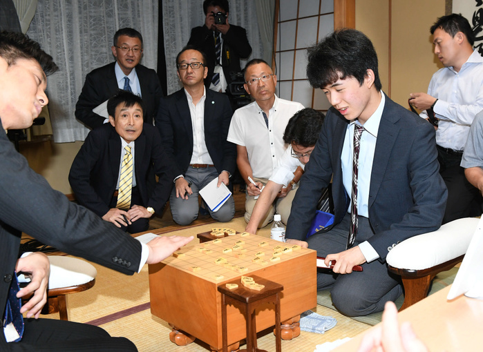 Sota Fujii 4 dan wins 25 consecutive games since his professional debut. Sota Fujii 4 dan  second from right , winner of his 25th consecutive victory in the second round of the 4 dan tournament of the Eio Tournament, plays an impression game with Ryoma Tomonari 4 dan, June 10, 2017  date 20170610  place Shogi Hall, Tokyo