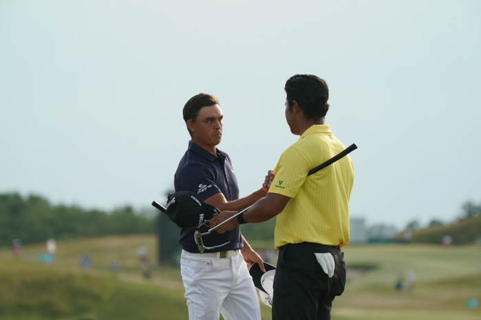 2017 U.S. Open, Day 2  L R  Rickie Fowler  USA , Hideki Matsuyama  JPN , JUNE 16, 2017   Golf : Hideki Matsuyama of Japan shakes hand with Rickie Fowler of the United States on the 18th hole after the second round of the 117th U.S. Open Championship at Erin Hills golf course in Erin, Wisconsin, United States.  Photo by Koji Aoki AFLO SPORT 