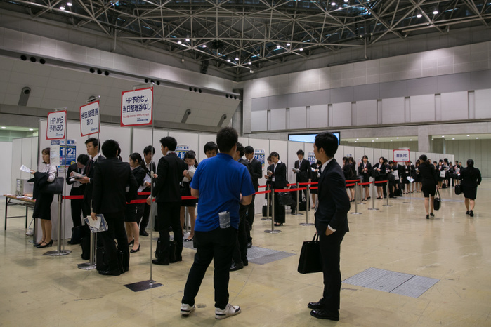 College students attend the Mynavi Global Career EXPO 2017 Tokyo summer June 17, 2017, Tokyo, Japan   College students attend the Mynavi Global Career EXPO 2017 Tokyo summer job fair. Over 5,000 job seeking students are expected to attend the two day career fair with several global companies participating.  Photo by AFLO 