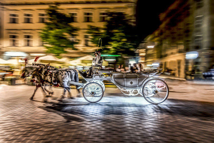 wagon Polen, Kleinpolen, Krakau, Pferdekutsche in der Altstadt von Krakau bei Nacht, B rgerh user, Hauptmarkt