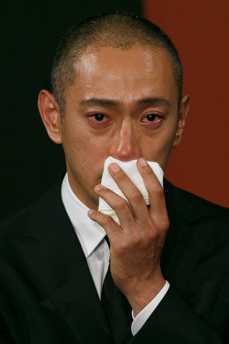 Ichikawa Ebizo XI speaks on the death of wife  Kabuki actor Ichikawa Ebizo XI cries during a news conference on June 23, 2017, Tokyo, Japan. Ebizo s wife, TV presenter Mao Kobayashi, passed away aged 34 during the night of June 22nd after a long and public battle with breast cancer. She leaves behind two children.  Photo by Rodrigo Reyes Marin AFLO 