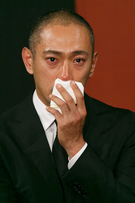 Ichikawa Ebizo XI speaks on the death of wife  Kabuki actor Ichikawa Ebizo XI cries during a news conference on June 23, 2017, Tokyo, Japan. Ebizo s wife, TV presenter Mao Kobayashi, passed away aged 34 during the night of June 22nd after a long and public battle with breast cancer. She leaves behind two children.  Photo by Rodrigo Reyes Marin AFLO 