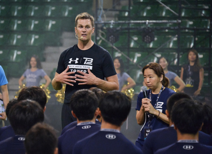Tom Brady hosts Asia tour for Under Armourr Tom Brady, UNDER ARMOUR, June 21, 2017, Tokyo, Japan : New England Patriots quarterback Tom Brady gives instructions to young players during a football clinic in Tokyo, Japan on June 21, 2017.  Photo by AFLO 