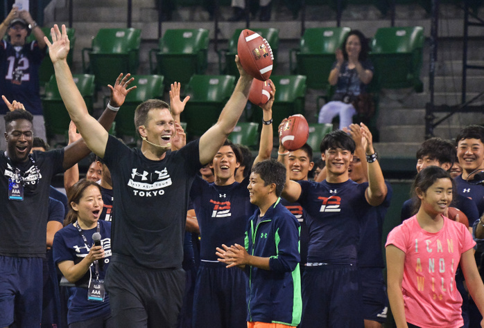 Tom Brady hosts Asia tour for Under Armourr Tom Brady, UNDER ARMOUR, June 21, 2017, Tokyo, Japan : New England Patriots quarterback Tom Brady gives instructions to young players during a football clinic in Tokyo, Japan on June 21, 2017.  Photo by AFLO 