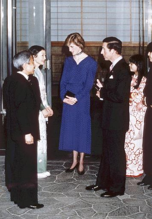 The Prince and Princess of Wales visit Japan  May 10, 1986  Prince Charles and Princess Diana being welcomed by the Crown Prince and his family at a dinner party at the Crown Prince s Palace  Negative folder etoki The Crown Prince and Princess of the United Kingdom visit Japan Prince Charles and Princess Diana being welcomed by the Crown Prince and his family at a dinner party at the Crown Prince s Palace.