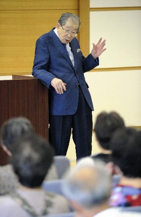 Shigeaki Hinohara Shigeaki Hinohara, President of St. Luke s International Hospital, delivers a special lecture,  Health Seminar,  at the Yomiuri Genki tai evacuation center for the Great East Japan Earthquake reconstruction assistance. Photo taken at 3:05 p.m. on June 12, 2011 at Azuma Sogo Gymnasium in Fukushima City.