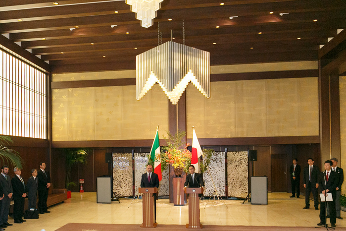 Foreign Ministers of Japan and Mexico attend news conference  L to R  Mexican Foreign Minister Luis Videgaray Caso and Japanese Minister for Foreign Affairs and Minister of Defense Fumio Kishida speak during a news conference at the Iikura guest house on July 31, 2017, Tokyo, Japan. Videgaray and Kishida discussed topics including renegotiation of  North America Free Trade Agreement  NAFTA  and Trans Pacific Partnership  TTP  and solidarity against North Korea.  Photo by Rodrigo Reyes Marin AFLO 