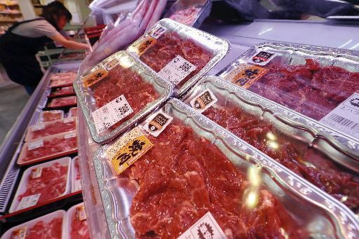 Frozen Beef Safeguards to Take Effect The government is expected to impose emergency import restrictions  safeguards  on frozen beef from the United States and other countries. Restaurant chains that use frozen beef from the U.S. as raw materials and major supermarkets that handle processed beef products are concerned that this could lead to higher procurement prices. U.S. beef on supermarket shelves. In Nerima Ward, Tokyo  photo taken July 26, 2017.