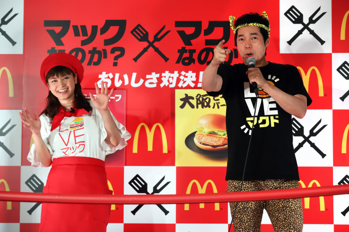 McDonald s Japan s New Campaign Presentation August 7, 2017, Tokyo, Japan   Japanese actress Airi Taira  L  and comedian Koji Imada display McDonald s new burgers  Roast Beef Burger   L  and  Beef Cutlet Burger  in Tokyo on Monday, August 7, 2017. McDonald s Japan will start a new campaign of  Mac  Tokyo  vs McD  Osaka   from August 9.   Photo by Yoshio Tsunoda AFLO  LwX  ytd 