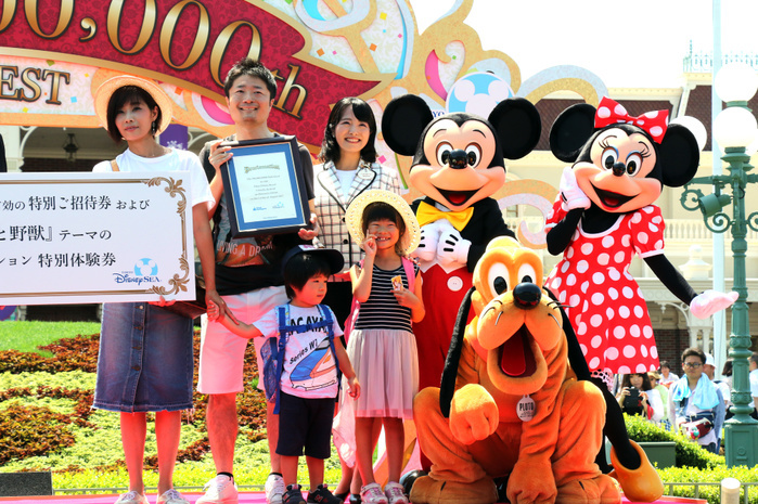 Tokyo Disney Resort Visitor Count Surpasses 700 Million July 31, 2017, Urayasu, Japan   36 year old Sae Tanaka  L  and her family members are celebrated from Disney characters as she became Tokyo Disney Resort s 700 millionth guest at the Tokyo Disneyland in Urayasu, suburban Tokyo on Monday, July 31, 2017. Japan s Disney theme parks, Tokyo Disneyland and Tokyo DisneySea, received its 700 millionth guest since its opening on April 15, 1983 and September 4, 2001.    Photo by Yoshio Tsunoda AFLO  LwX  ytd 