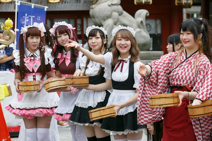 Uchimizukko Big Gathering Festival 2017 Maid cafe waitresses sprinkle water during the Uchimizukko Big Gathering Festival at the Kanda Myojin Shrine on August 11, 2017, Tokyo, Japan. Maid cafe waitresses attended the annual event to reduce dust and cool pavements in the summer heat. Uchimizukko is a Japanese summer tradition celebrated in Akihabara since 2003. This year the event was also held at the Kanda Myojin Shrine.  Photo by Rodrigo Reyes Marin AFLO 