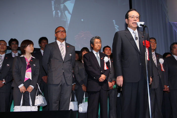 2008 Beijing Olympics: Japanese delegation formation ceremony and send off party  L to R  Ai Fukuhara, Keiji Suzuki, JOC President Tsunekazu Takeda, Prime Minister Yasuo Fukuda, JULY 28, 2008   News : Japan National Team Send off Party for Beijing Olympic Games at The Prince Park Tower, Tokyo, Japan.  off Party for Beijing Olympic Games at The Prince Park Tower, Tokyo, Japan.  Photo by AFLO SPORT   1045 .