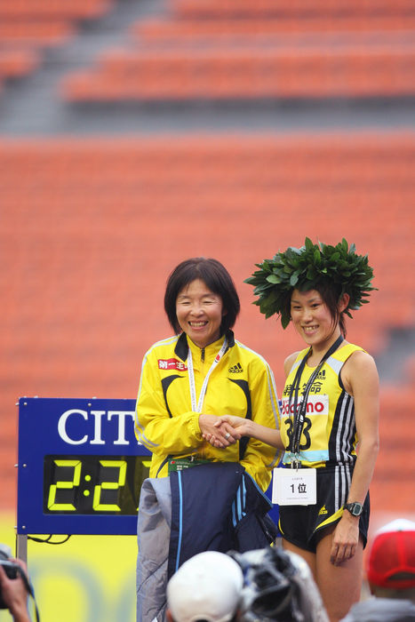 (L to R) Sachiko Yamashita, Yoshimi Ozaki, NOVEMBER 16, 2008 - Marathon : The 30th Tokyo International Women's Marathon, Start & Goal at National Stadium, Tokyo, Japan. (Photo by AFLO SPORT) [1045].