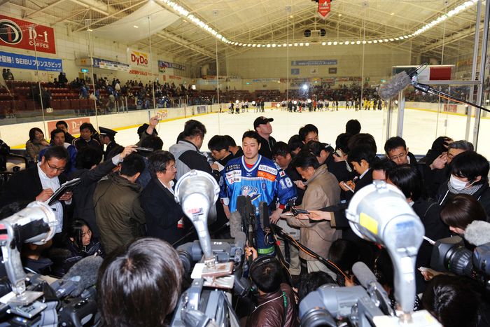 Takahito Suzuki (Prince Rabbits), MARCH 23, 2009 - Ice Hockey : Asia League Ice Hockey 2008-2009 Play-off Final match between Seibu Prince Rabbits 2 -3 Nippon Paper Cranes at DyDo Drinco Ice Arena, Tokyo, Japan. (Photo by AFLO SPORT) [1045].