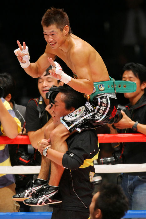 Hozumi Hasegawa, OCTOBER 16, 2008 - Boxing : Defending Champion Hozumi Hasegawa celebrates winning victory during the World Boxing Council (WBC) Bantam Weight title bout at Yoyogi 1st Gymnasium in Tokyo, Japan.