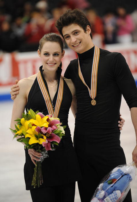 Tessa Virtue & Scott Moir (CAN), MARCH 27, 2009 - Figure Skating : Tessa Virtue and Scott Moir of Canada pose with their bronze medals after competing in the Free Dance during the 2009 ISU World Figure Skating Championships on March 27, 2009 at Staples Center in Los Angeles, California.  (Photo by AFLO SPORT) [1035]