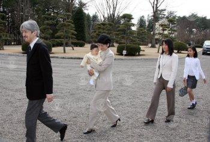 Prince Akishino and his family arriving at the Imperial Ranch where they are staying for a retreat. Prince Akishino and his family arrive at the Imperial Farm where they are staying for a rest and recuperation, at the Imperial Farm in Tochigi Prefecture on March 29, 2007.