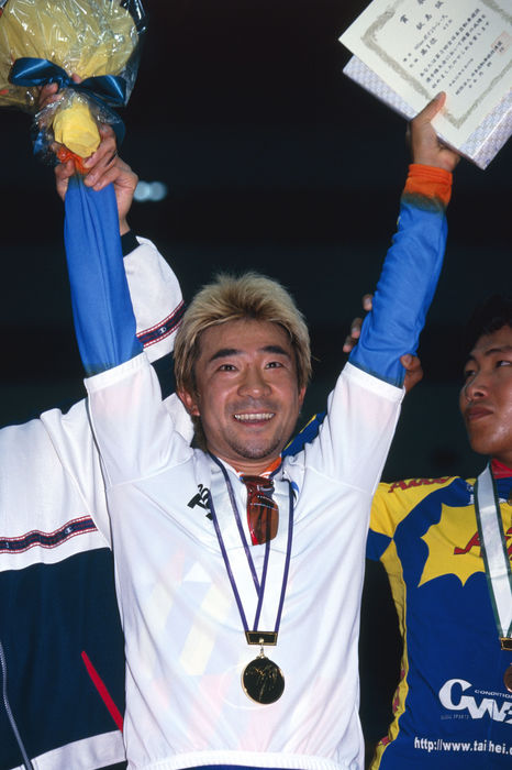 Makoto Iijima, Cycling : Cycling
JUNE 17, 2000 - Cycling : Makoto Iijima celebrates with gold medal after winning the Men's 40km Points Race of the 3rd All Japan Cycling Championships Track racing at Green Dome
Makoto Iijima celebrates with gold medal after winning the Men's 40km Points Race of the 3rd All Japan Cycling Championships Track racing at Green Dome (Photo by Jun Tsukida/AFDA)
 (Photo by Jun Tsukida/AFLO SPORT) [0003].