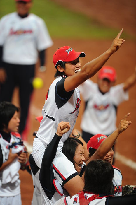 2008 Beijing Olympics Softball Final: Japan wins gold medal Yukiko Ueno, Emi Inui  JPN , AUGUST 21, 2008   Softball : Emi Inui of Japan carries her teammate Yukiko Ueno  top  on her shoulders as they celebrates their victory with their teammates after winning the Women  39 s Grand Final game between USA 1 3 Japan at the Fengtai Softball Field on Day 13. celebrates their victory with their teammates after winning the Women  39 s Grand Final game between USA 1 3 Japan at the Fengtai Softball Field on Day 13 of the Beijing 2008 Olympic Games on August 21, 2008 in Beijing, China.  Photo by Jun Tsukida AFLO SPORT   0003 .