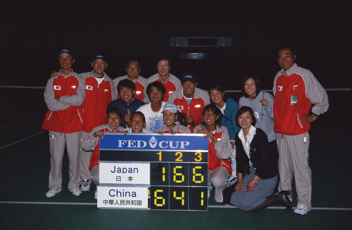 Japan team group (JPN),
APRIL 30, 2000 - Tennis : Japan team celebrates with scoreboard after winning the 2000 Fed Cup Asia Oceania qualify play-off final match between Japan 2-1 China in Osaka, Japan.
(Photo by AFLO SPORT) [0006]