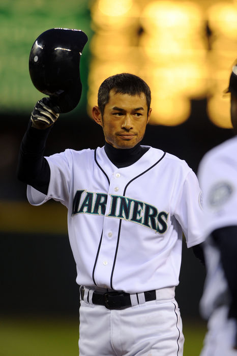 Ichiro sets new record with 3,086 hits in Japan and the U.S. Ichiro Suzuki  Mariners , APRIL 16, 2009   MLB : Ichiro Suzuki of the Seattle Mariners tips his helmet to fans after hitting a single against the Los Angeles Angels in the 4th inning during  the game at Safeco Field in Seattle, Washington, USA. Suzuki set the record for total career hits among Japanese players, with 3086.  Photo by AFLO   0672 