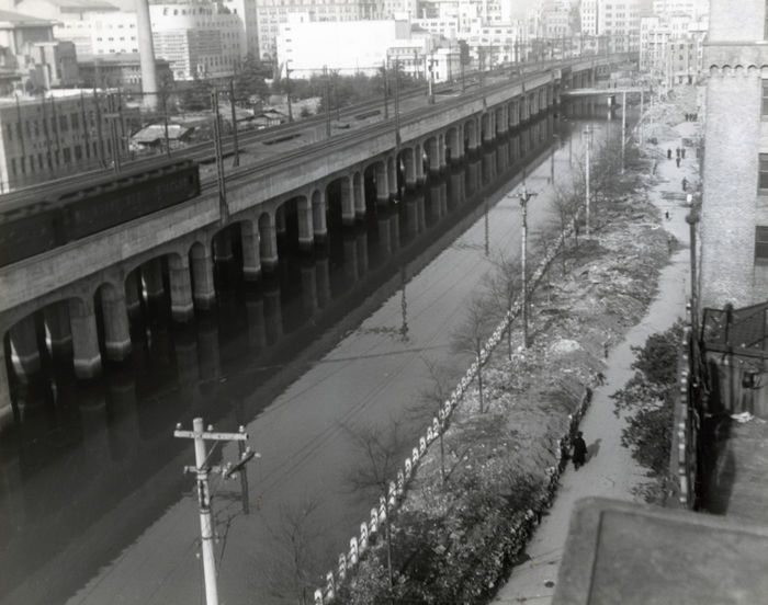 Tokyo is extremely unsanitary. The road between Yurakucho and Shinbashi stations is half covered with garbage.1946/12(Photo by Kingendai Photo Library/AFLO)[2373].