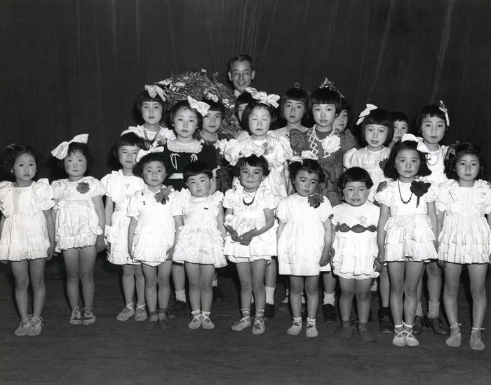 A bouquet of flowers was presented to Mr. Hirakawa, the man in charge of English broadcast time at the English study group Kam Kam Club. The girls are also members of the club.1947/4/29(Photo by Kingendai Photo Library/AFLO)[2373]