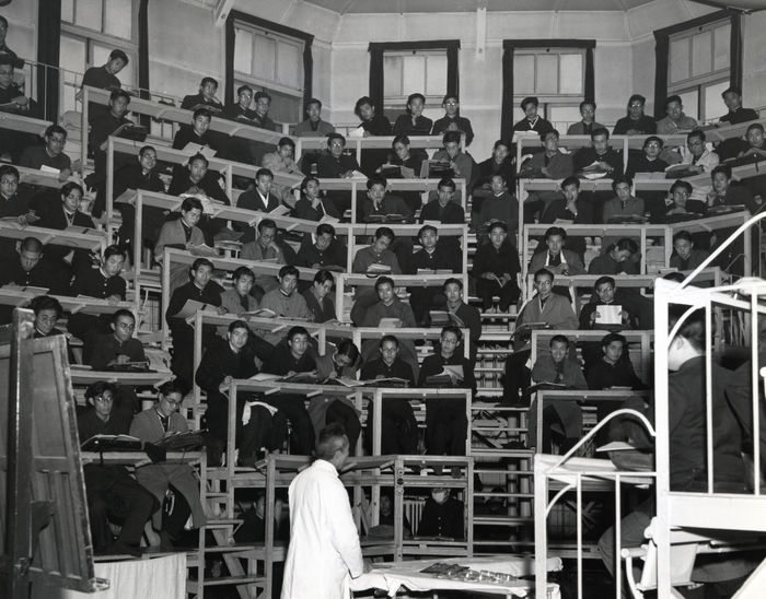 Lecture at the Department of Surgical Engery, Faculty of Medicine, University of Tokyo, 1947/12/5 (Photo by Kingendai Photo Library/AFLO)[2373].