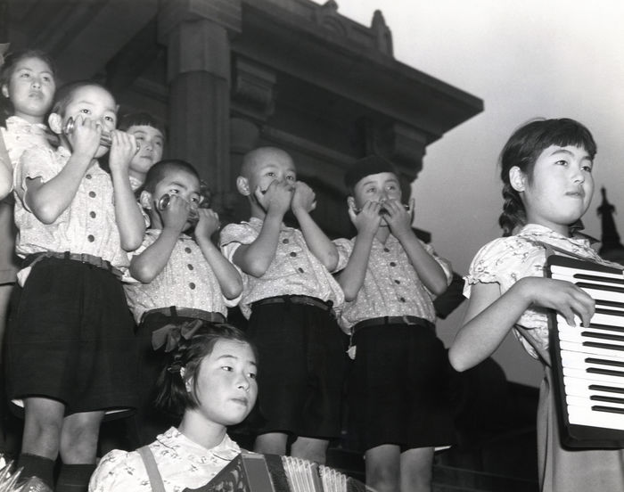 Members of the band at Daizawa Elementary School in Tokyo play accordion and harmonica, 1948/11/18 (Photo by Kingendai Photo Library/AFLO)[2373].