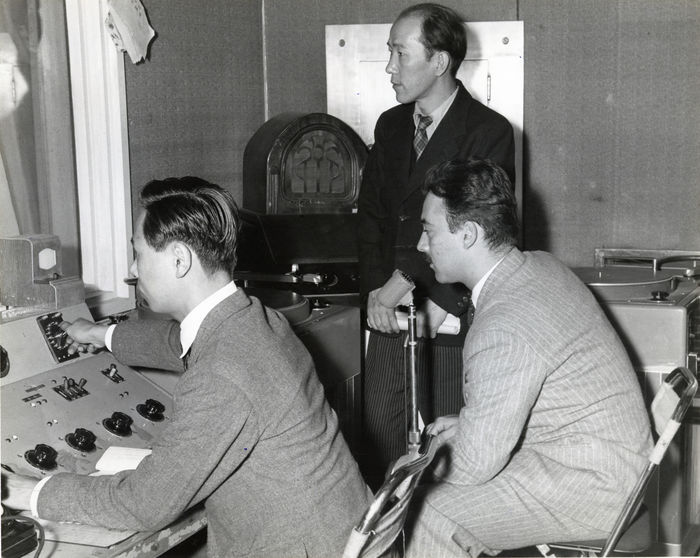 A series of radio programs on the life of Japanese democratic thinkers in Japanese history was broadcast by Radio Tokyo. In the recording room. From left, producer Ito Noboru, F. B. Hugins, radio director of the Civil Information Bureau, and Kiyoshi Kanzaki, writer of the program, 1946/11/6 (Photo by Kingendai Photo Library/AFLO)[2373].