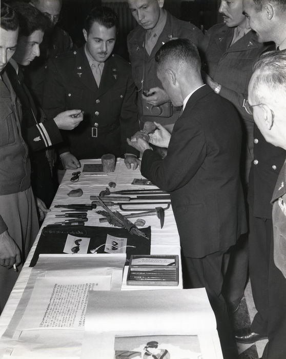 A group of U.S. Army dentists view Japanese dental instruments and other items related to dentistry before and after the Meiji Restoration at the 42nd General Hospital in Tokyo. The second person from the right is Dr. Okumura, head of the Tokyo Dental College, who explains the situation.1946/11/19(Photo by Kingendai Photo Library/AFLO)[2373].