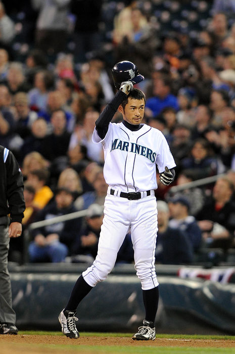 Ichiro sets new record with 3,086 hits in Japan and the U.S. Ichiro Suzuki  Mariners , APRIL 16, 2009   MLB : Ichiro Suzuki of the Seattle Mariners tips his helmet to fans after hitting a single against the Los Angeles Angels in the 4th inning during  the game at Safeco Field in Seattle, Washington, USA. Suzuki sets the record for total career hits among Japanese players, with 3086.  Photo by AFLO   0559 
