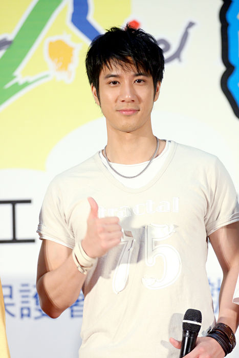 Lee Hom Wang attends an activity of environment protection Lee Hom Wang Lee Hom Wang, Sep 04, 2008 : Lee Hom Wang attends an activity of environment protection.September 4,2008.Tai Pei. CHINA OUT TPGNEWS 2008.09. Sep 04, 2008  Photo by Top Photo AFLO   2169 .