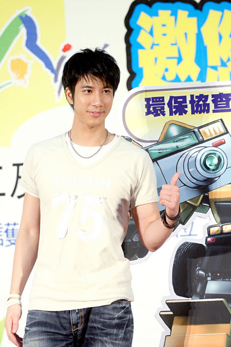 Lee Hom Wang attends an activity of environment protection Lee Hom Wang Lee Hom Wang, Sep 04, 2008 : Lee Hom Wang attends an activity of environment protection.September 4,2008.Tai Pei. CHINA OUT TPGNEWS 2008.09. Sep 04, 2008  Photo by Top Photo AFLO   2169 .