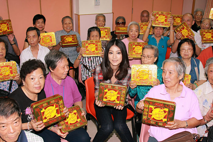 Kelly Chan visits rest home Kelly Chan, Sep 08, 2008 : Kelly Chan visits rest home to present mooncakes and bless the old people there.September 8,2008.Hong Kong.CHINA OUT  TPGNEWS Sep 08, 2008  Photo by Top Photo AFLO   2169 .