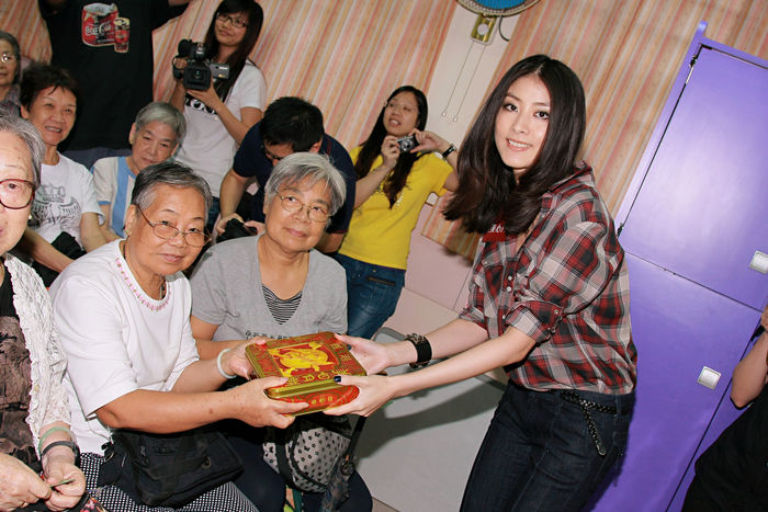 Kelly Chan visits rest home Kelly Chan, Sep 08, 2008 : Kelly Chan visits rest home to present mooncakes and bless the old people there.September 8,2008.Hong Kong.CHINA OUT  TPGNEWS Sep 08, 2008  Photo by Top Photo AFLO   2169 .