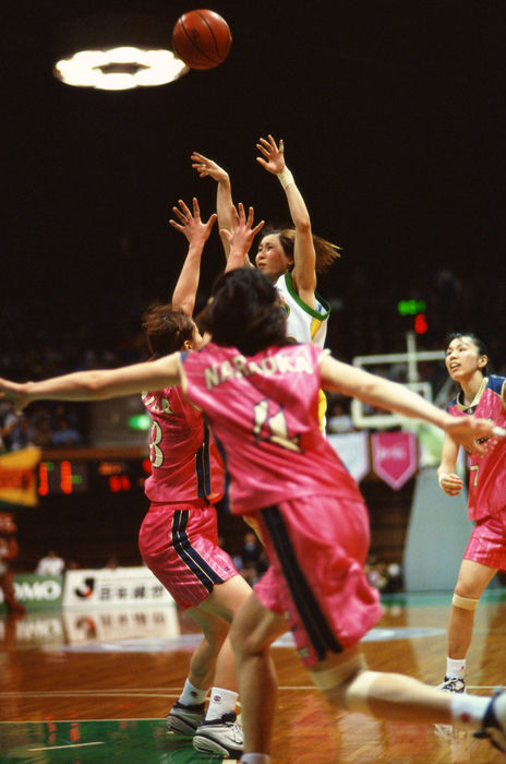 Kahori Kawakami (JOMO), March 2002 - Basketball : Kawakami Shots during the Final of the 01/02 WJBL between Chanson and JOMO in Japan. ) [0561].